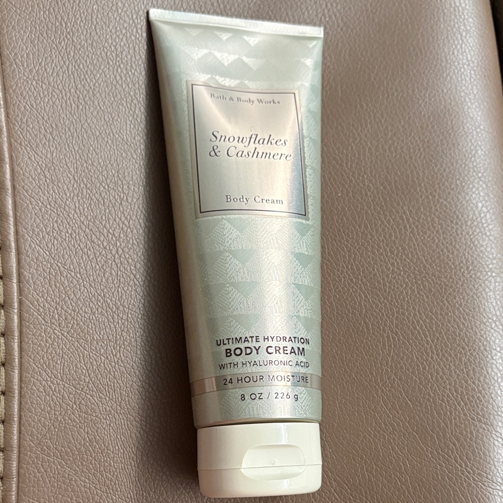 NWT Bath & Body Works 8oz Snowflakes & Cashmere Body Cream